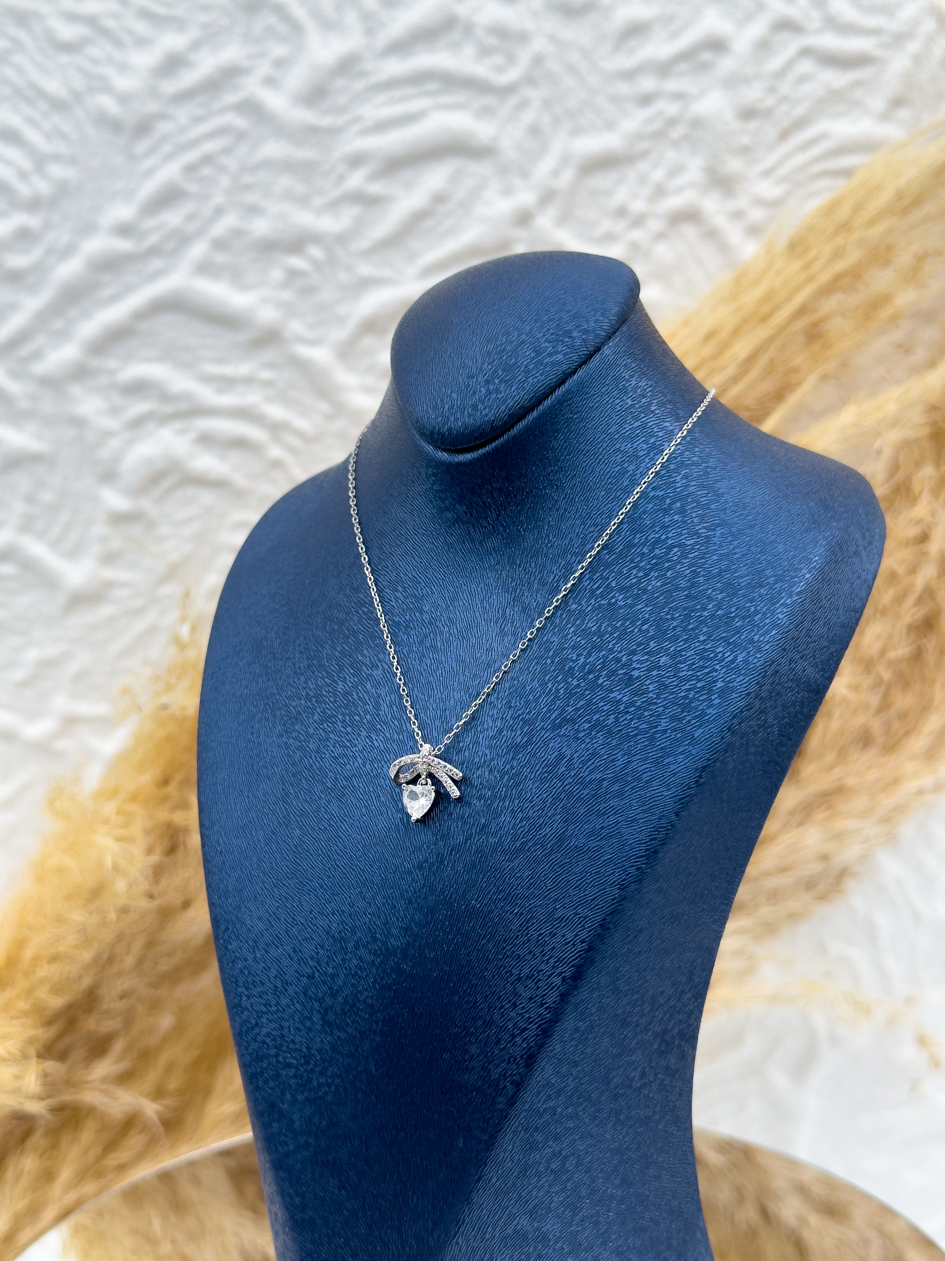 925 Ayar Gümüş Fiyonk Model Kalpli Kadın Kolye – Zarif ve Romantik